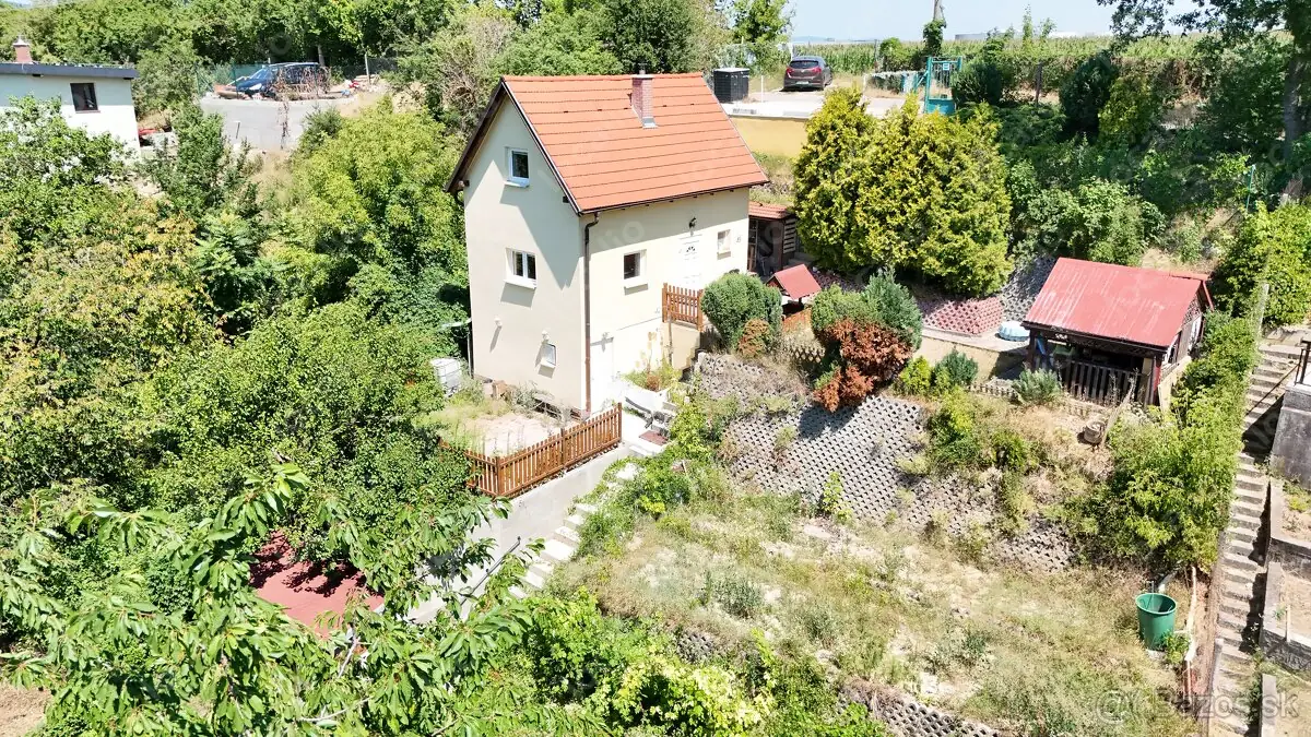 EXKLUZÍVNE Chata na celoročné bývanie s veľkou záhrado