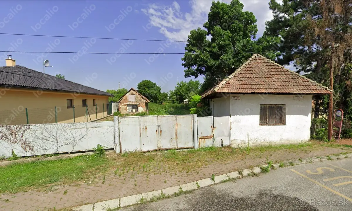 Stavebný pozemkom 867 m2 so starším RD, Nitra - Mlynárc